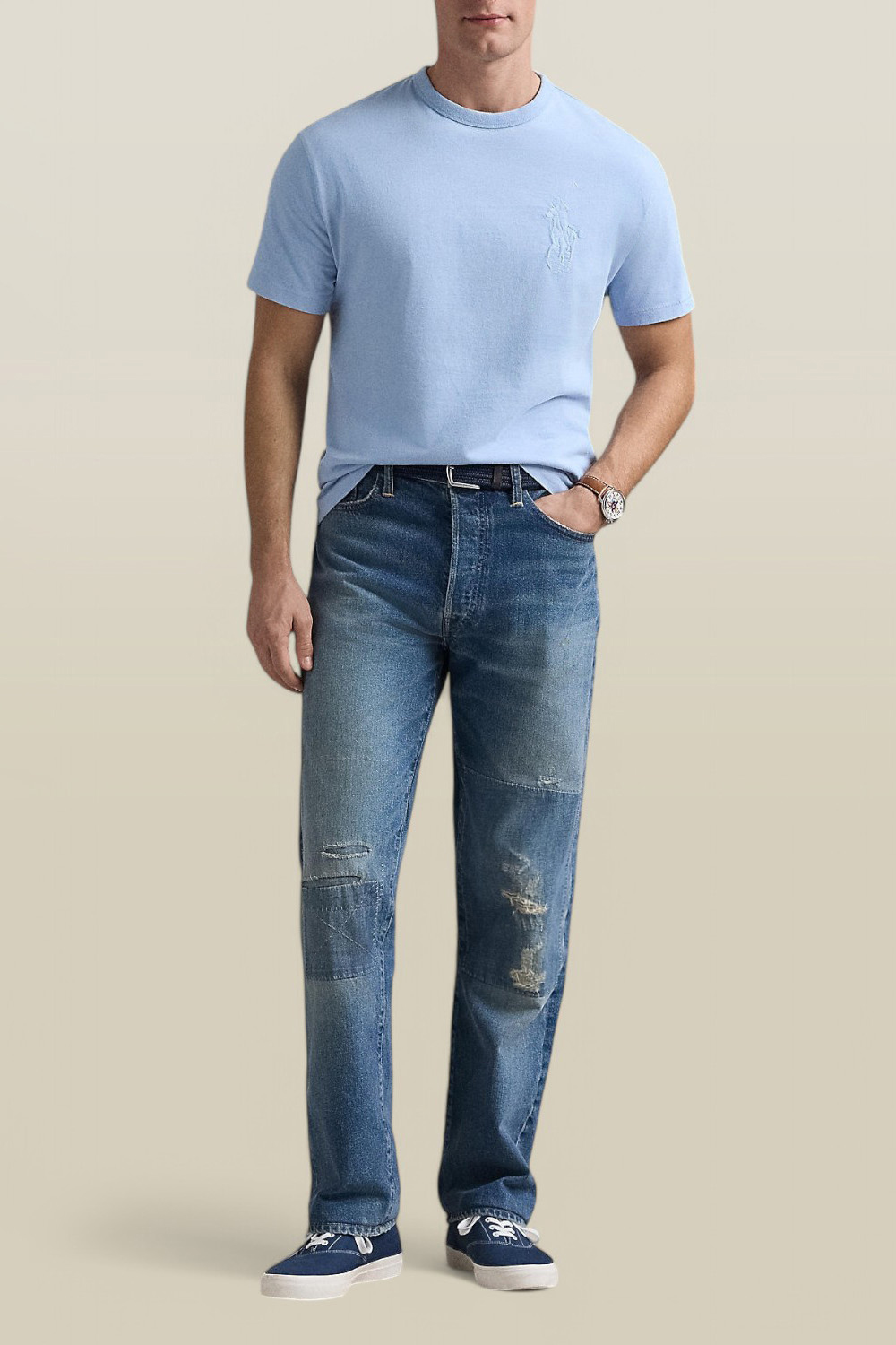 תמונת כל הלוק של חולצת טי